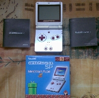 Game Boy Advance SP "Famicom Color Edition" mini1